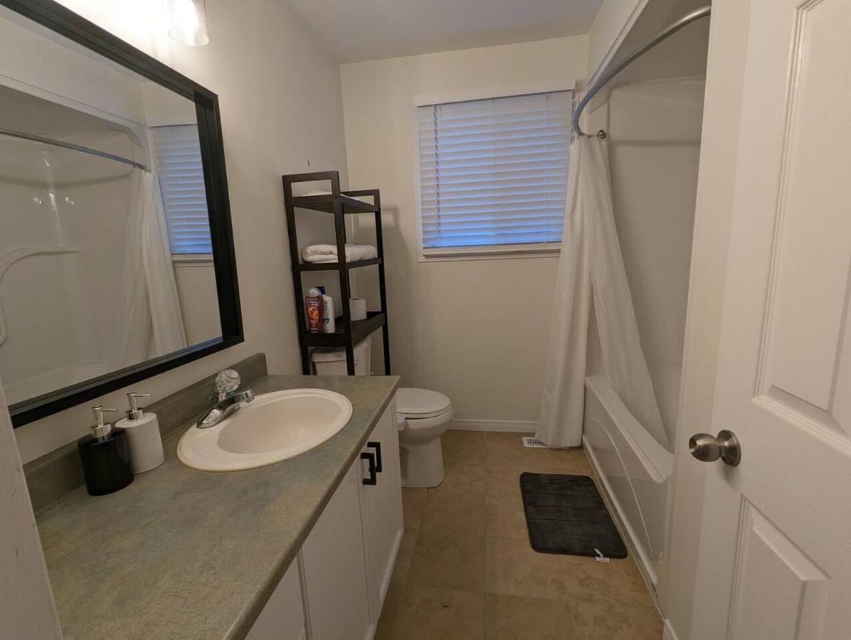 킹스턴 Adorable 4 Bed,3 Bath House 빌라 외부 사진